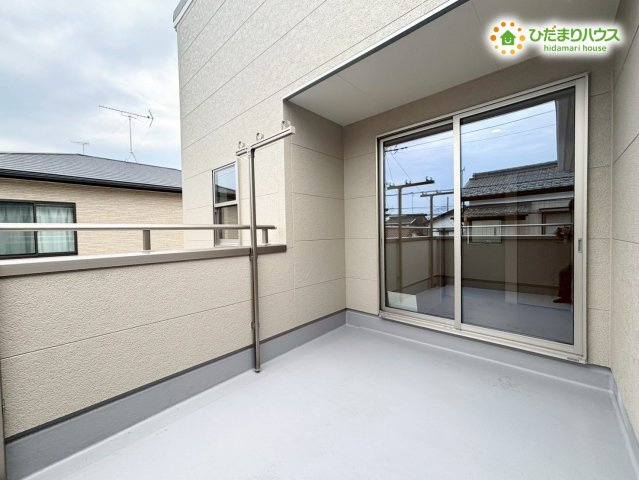 鴻巣市人形4丁目　　新築一戸建て　リーブルガーデン　01のバルコニー|広めのバルコニーで洗濯物が干しやすく、風通しも良い心地よいスペースです。荷物の一時置きにも便利で、家事がスムーズに進みます。晴れた日は外の空気を感じながら過ごせる、使い勝手の良いバルコニーです☆