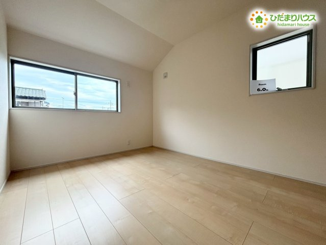 鴻巣市人形4丁目　　新築一戸建て　リーブルガーデン　01の洋室|家具の配置がしやすいゆとりある広さの洋室です。子ども部屋や書斎など多用途に使え、生活スタイルに合わせて使い分けられる便利な一部屋です。明るく快適な空間が広がります♪