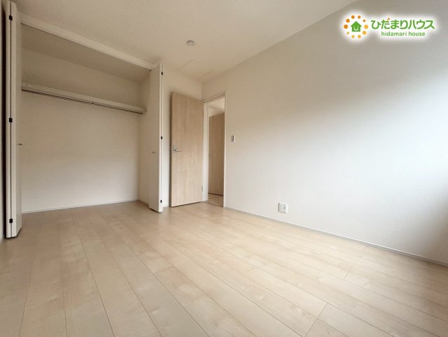 鴻巣市人形4丁目　　新築一戸建て　リーブルガーデン　01の洋室|クローゼット付きで、衣類や日用品をすっきり整理できます。扉の開閉もスムーズで、必要な物をすぐ取り出せる便利さが魅力です。室内を広く使える快適な収納スペースが整っています！