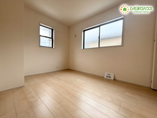 鴻巣市人形4丁目　　新築一戸建て　リーブルガーデン　01の子供部屋|2面採光の明るい洋室は、お子様の一人部屋にピッタリ◎机やベットを置けば子供部屋の完成です！明るい空間でお勉強も捗ります♪