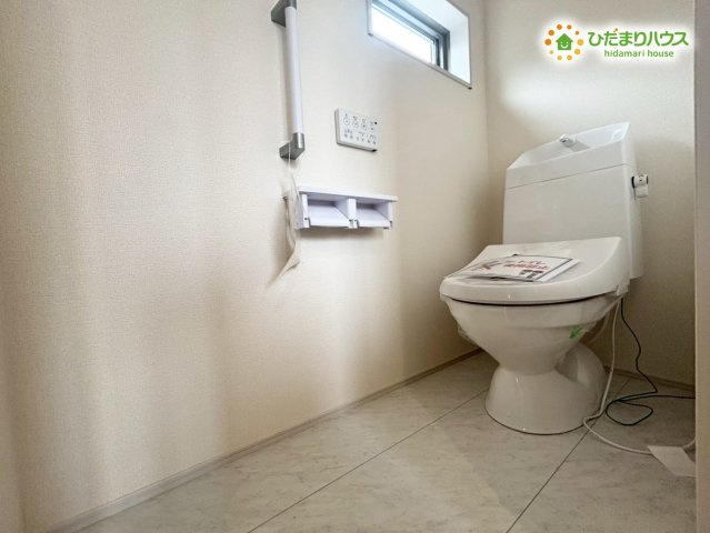 鴻巣市人形4丁目　　新築一戸建て　リーブルガーデン　01のトイレ|小窓付きで換気しやすいトイレです。清潔感のある内装で毎日気持ちよく使え、家族みんなが快適に過ごせます。動線も整っており、忙しい時間帯でもスムーズに利用できる使い勝手の良い空間です♪