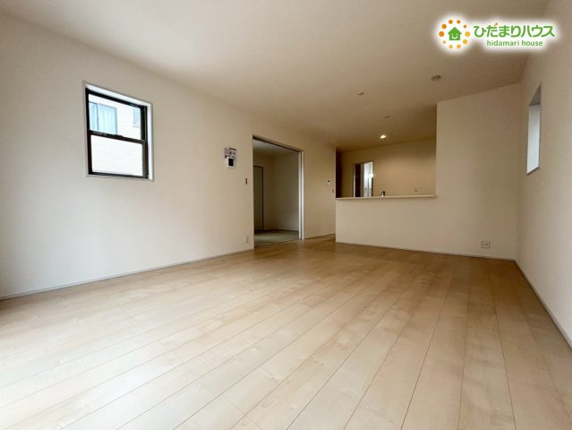 鴻巣市人形4丁目　　新築一戸建て　リーブルガーデン　01の居間・リビング|大きな窓から光が広がるリビングです。ゆったりとした広さで家族が自然と集まりやすく、食事や団らんの時間がより楽しく感じられます。開放感があり、毎日の暮らしを明るく彩る心地よい空間です(*^-^*)