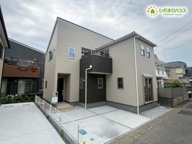 鴻巣市人形4丁目　　新築一戸建て　リーブルガーデン　01の駐車場|並列で2台駐車可能です。通りからの出入りがしやすく、荷物の積み下ろしもスムーズに行えます。急な坂もなく、車移動が多いご家庭でも安心して使える快適な駐車場です♪