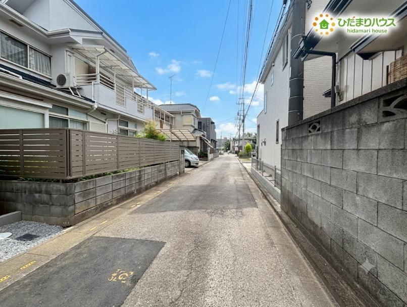 鴻巣市人形4丁目　　新築一戸建て　リーブルガーデン　01の前面道路含む現地写真|見通しの良い前面道路で車の出し入れがしやすい環境です。周辺の雰囲気も落ち着いていて、毎日の移動が快適に感じられる立地です☆