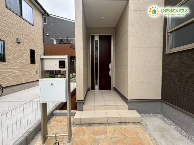 鴻巣市人形4丁目　　新築一戸建て　リーブルガーデン　01の玄関|奥行きのある玄関ポーチは、ベビーカーの出し入れや荷物の受け取りがしやすく、子育て世帯に嬉しい使い勝手です。雨の日でも濡れにくい設計になっております♪来客対応も安心してできる快適な玄関です！