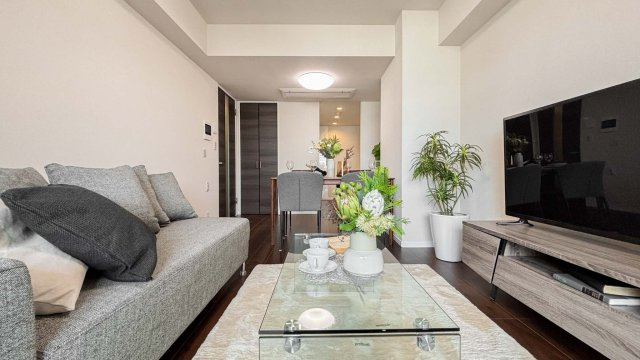 パークコート市谷仲之町の居間・リビング|こちらのリビングで趣味の時間をお楽しみください