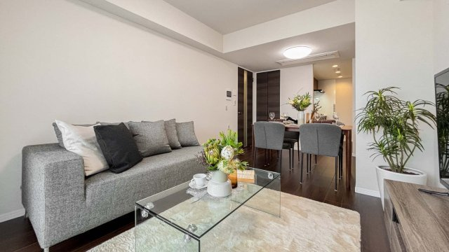 パークコート市谷仲之町の居間・リビング|こちらの居間で趣味の時間をお楽しみください