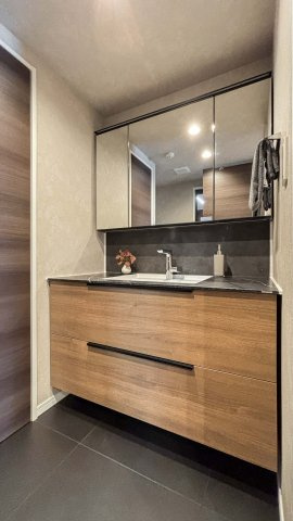 パークコート市谷仲之町の独立洗面台|朝の支度にも助かる、独立の洗髪洗面化粧台