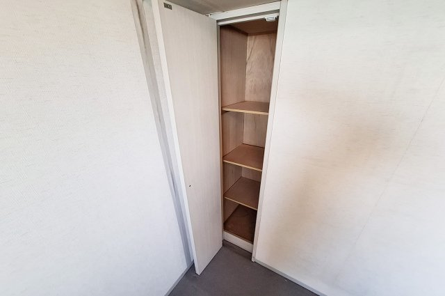 シャルマン・フジ久米田の収納|洋室1：物入