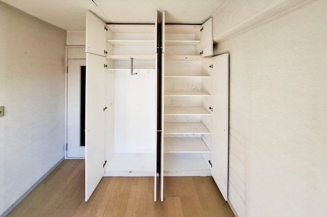 シャルマン・フジ久米田の収納|洋室2：物入