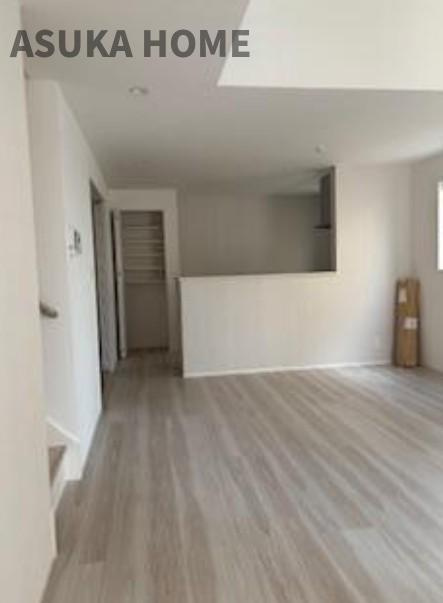 港南区東永谷3丁目戸建の居間・リビング|18.4帖の広いLDKは家具の配置の悩みもなく開放的な空間になっているので、是非ご見学ください♪