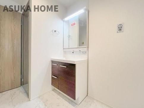 港南区東永谷3丁目戸建の独立洗面台|使いやすい3面鏡の洗面台です♪タオル掛けや収納もあり使いやすそうですね♪