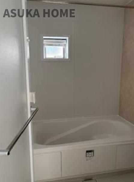 港南区東永谷3丁目戸建の浴室|毎日の疲れを癒すバスタイム。窓と浴室換気乾燥暖房機付きでお風呂の環境も維持にも◎！