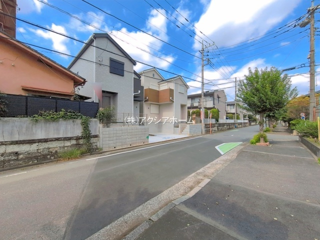 所沢市中新井5丁目・全2棟　新築一戸建　1号棟の前面道路含む現地写真
