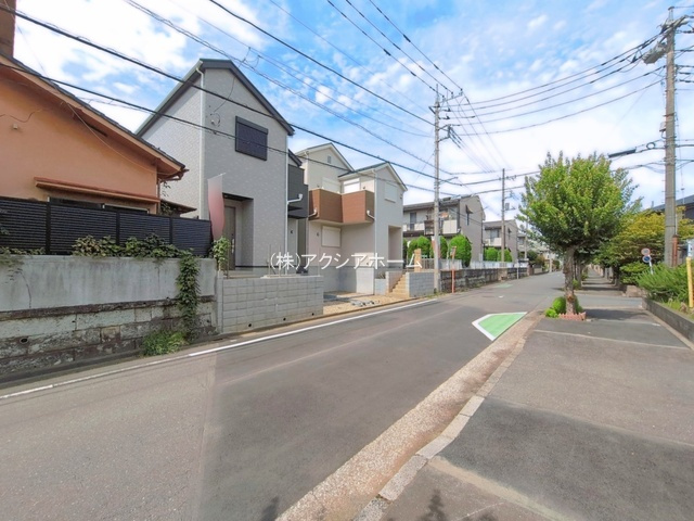 所沢市中新井5丁目・全2棟　新築一戸建　1号棟の前面道路含む現地写真|2026年8月28日撮影