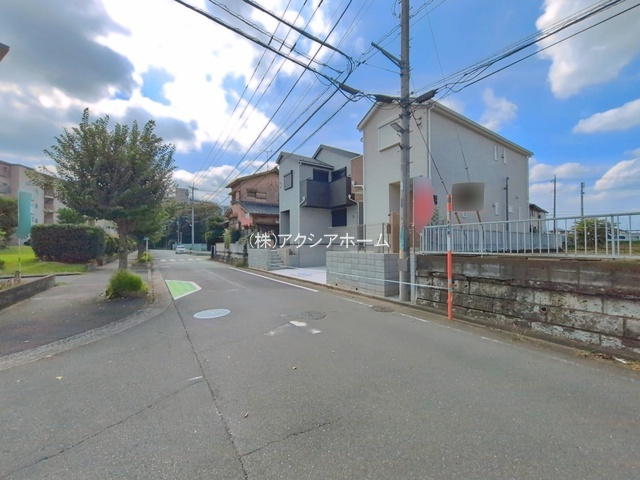 所沢市中新井5丁目・全2棟　新築一戸建　1号棟の前面道路含む現地写真