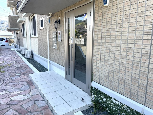 ライジングサン西宮 A棟のエントランス