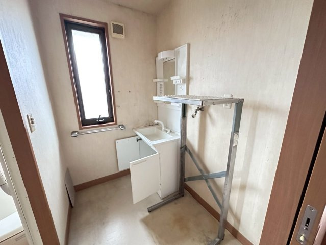 店舗付中古戸建　不破郡垂井町宮代　平成13年築の独立洗面台