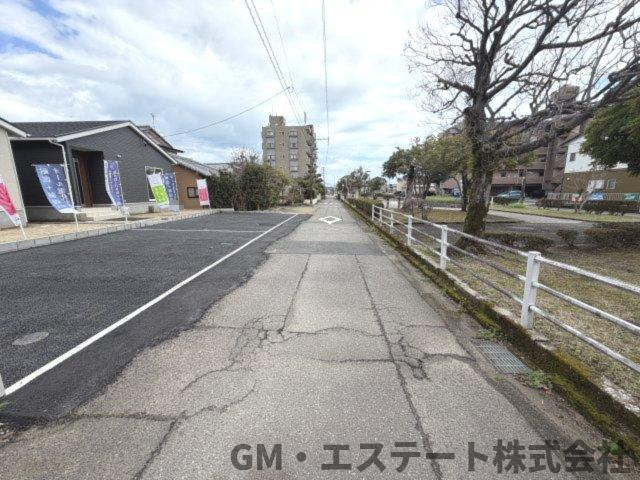 宮崎市大王町　新築住宅（第2-2号棟）の前面道路含む現地写真