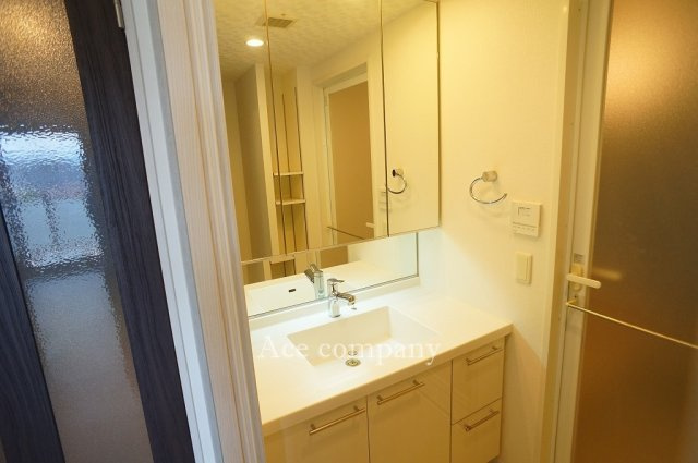 【独立洗面台】 | ルイシャトレ平野喜連II番館 | ワイドミラーの洗面台です☆