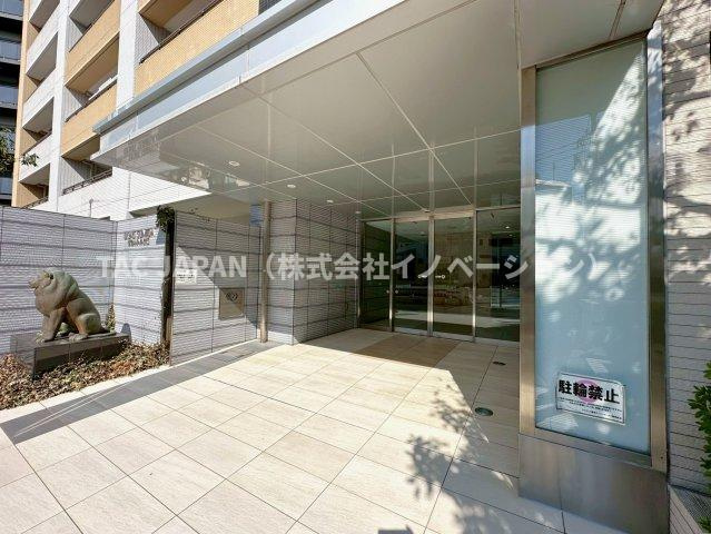 ライオンズ墨田アーバンマークスのエントランス|管理状態の良さが伺える清潔感あるエントランス。都心の生活に欠かせないモニター付きオートロックや防犯カメラ・宅配ロッカーなども整っています。