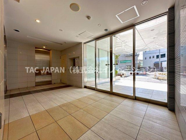 ライオンズ墨田アーバンマークスのエントランス|管理状態の良さが伺える清潔感あるエントランス。都心の生活に欠かせないモニター付きブルルオートロックや防犯カメラ・宅配ロッカーなども整っています。