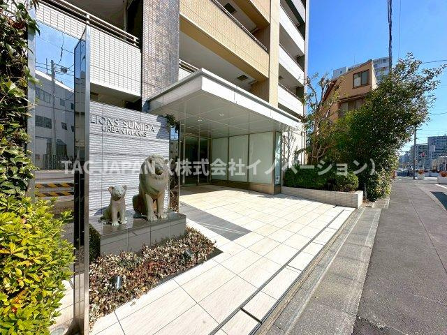 ライオンズ墨田アーバンマークスのエントランス|【2009年築・ペット飼育可】
利便性に優れた「ライオンズ墨田アーバンマークス」は築後約17年の時を経ても色褪せることなく存在感をアピールしています。リノベーション工事に伴い3/1から内覧可能です。