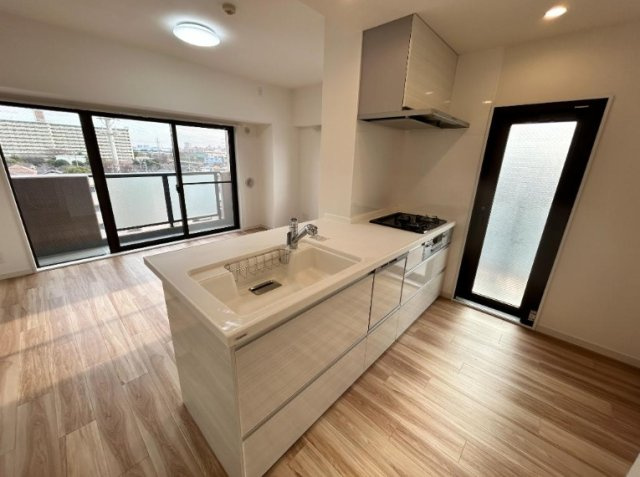 ライオンズ墨田アーバンマークスのキッチン|【標準設備】
【ビルトイン食器洗浄乾燥機】
最後にスイッチONすれば洗い物が完了。家事の時短に大活躍のビルトイン食器洗浄乾燥機。