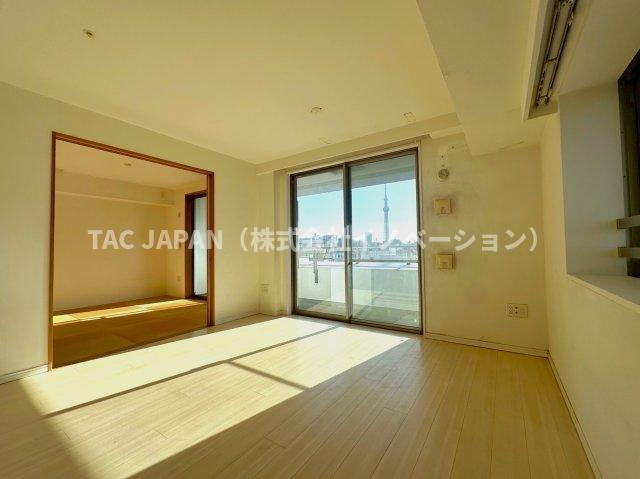 ライオンズ墨田アーバンマークスの居間・リビング|【内装フルリフォームします】
キッチンやお風呂などの水まわり設備機器をはじめ、壁や天井・床なども新品交換済！東京スカイツリーを望むお部屋が上質な空間に生まれ変わります。
※写真はリフォーム施工前です。