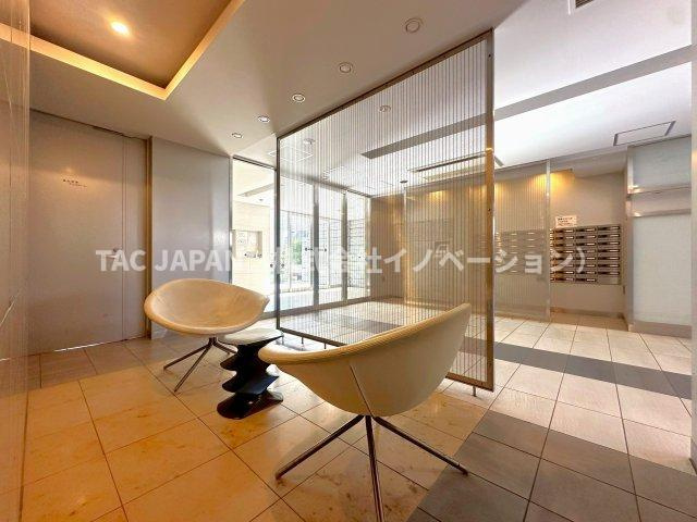 ライオンズ墨田アーバンマークスのエントランス|管理状態の良さが伺える清潔感あるエントランス。都心の生活に欠かせないモニター付きダブルオートロックや防犯カメラ・宅配ロッカー・モニター付きEVなども整っています。