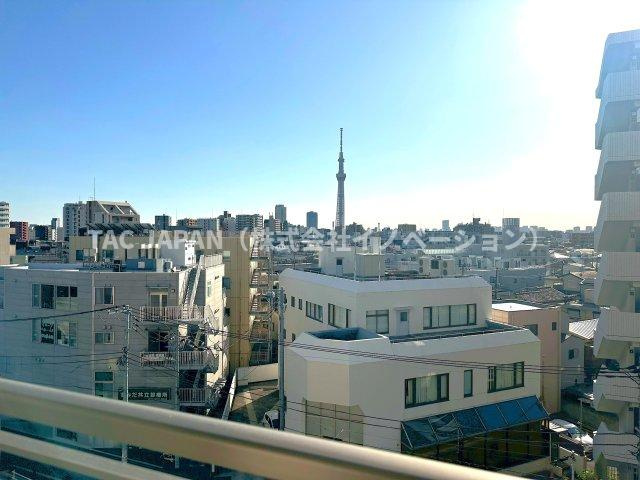 ライオンズ墨田アーバンマークスの展望|【ロケーション】
どこまでも続く青空に東京スカイツリーが映える6階からの素晴らしいロケーション。アクセスの良さと「開放感」「日当たり」「風通し」などの3拍子が揃ったお部屋です！