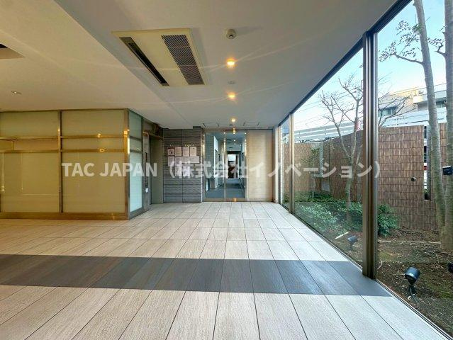 ライオンズ墨田アーバンマークスのエントランス|管理状態の良さが伺える清潔感あるエントランス。都心の生活に欠かせないモニター付きダブルオートロックや防犯カメラ・宅配ロッカー・モニター付きEVなども整っています。