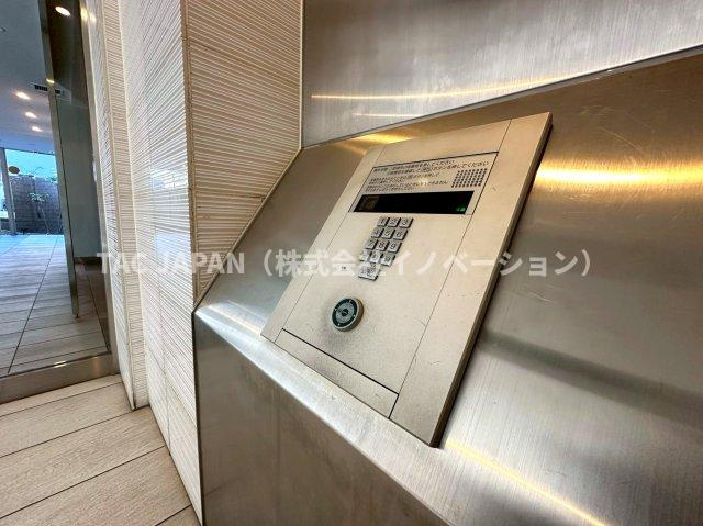 ライオンズ墨田アーバンマークスのエントランス|【モニター付きオートロック】
防犯性に優れるモニター付きオートロックシステム完備。清潔感あるエントランスからも管理状態の良さが伺えます。
