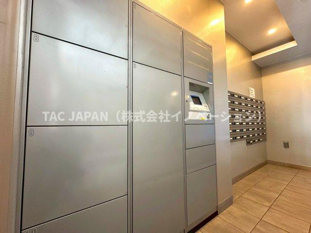 ライオンズ墨田アーバンマークスのエントランス|【宅配ロッカー】
エントランスに不在時でも荷物が受け取れる便利な宅配ロッカーを完備。