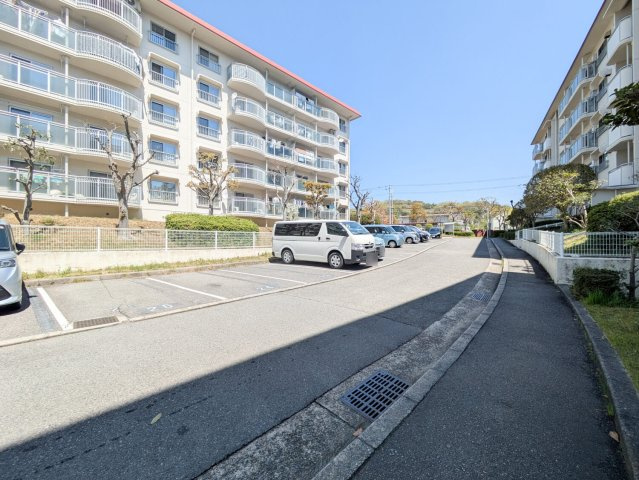 名谷18団地75号棟の駐車場