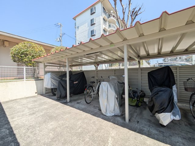 名谷18団地75号棟の駐輪場