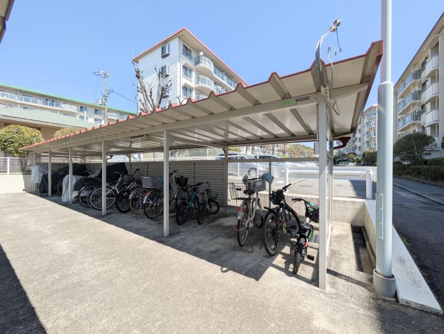 名谷18団地75号棟の駐輪場