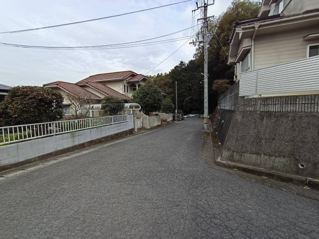 西条市飯岡　収益物件の前面道路含む現地写真