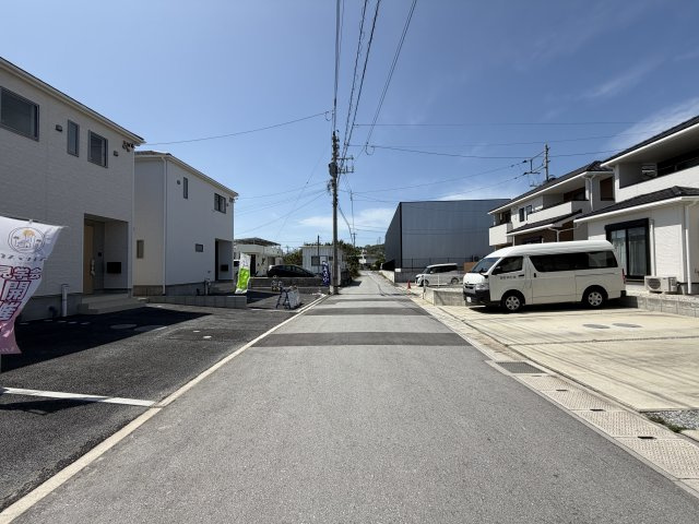 うるま市塩屋　第1（全4棟）ラスト3号棟の前面道路含む現地写真|※北東側公道5.2m♪