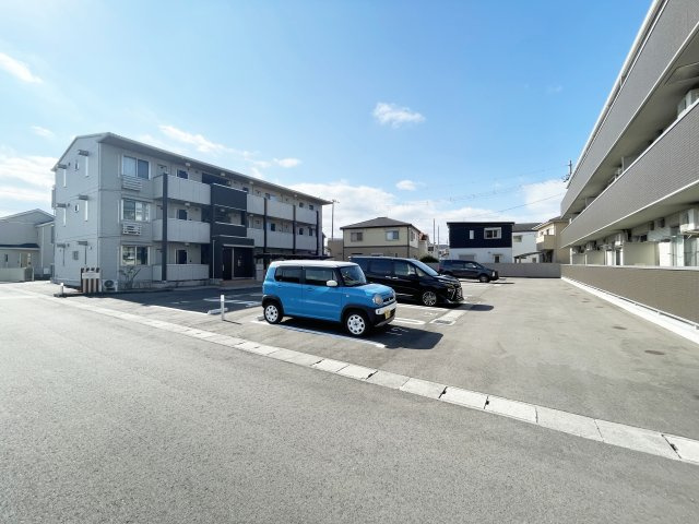 ブリエ　ドゥ　Ａ棟の駐車場