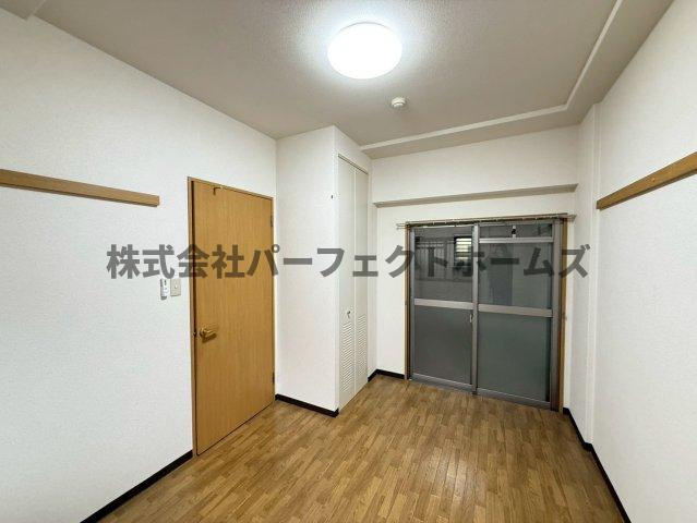 プレザント枚方の洋室|落ち着いた色調の洋室です