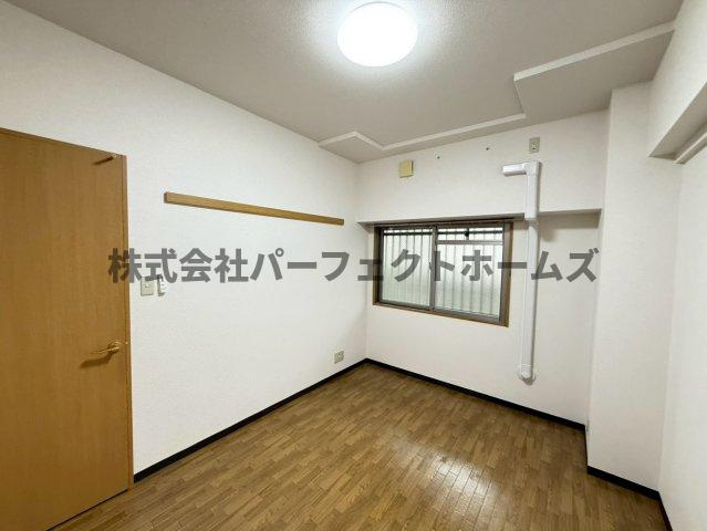 プレザント枚方の洋室|落ち着いた色調の洋室です