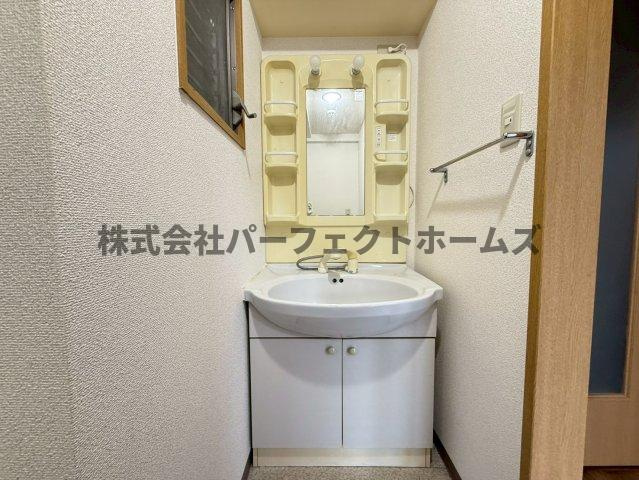 プレザント枚方の独立洗面台|朝の支度にも助かる、独立の洗髪洗面化粧台