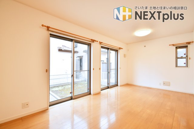 伊奈町西小針1丁目の居間・リビング|全居室南向きの設計により、日当たり◎！大きな掃き出し窓からは専用庭へ直接出られ、ガーデニングや趣味の時間も楽しめます。心地よい風と光を取り込み、毎日を爽やかな気分で過ごせる特等席です。