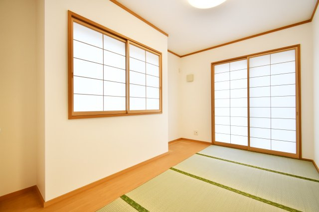 伊奈町西小針1丁目の和室|畳は2025年12月に新調済みで、い草の香りが心地よく広がります。二面の障子越しに柔らかな光が差し込み、お昼寝や読書におすすめな癒しの場所に。伝統的な和の情緒と、現代の暮らしが調和する一室です。