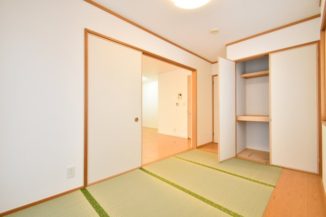 伊奈町西小針1丁目の和室|扉を開ければLDKと一体化し、家族の集まりにも対応。奥行きのある押入収納は、来客用布団や季節物もスッキリ収まります。お子様のプレイルームや家事スペースなど、自由自在に活用できる頼もしい一間です。