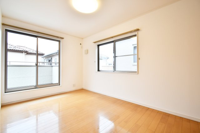 伊奈町西小針1丁目の洋室|全居室南向きの恩恵を最大限に受ける、明るく開放的な空間です。バルコニーに直結し、心地よい風が通り抜けます。リフォームで一新された内装が、一日の終わりを癒しの時間へと導きます。