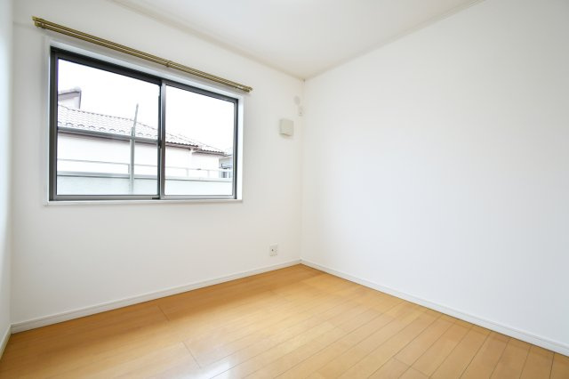伊奈町西小針1丁目の洋室|コンパクトながら全居室南向きの設計で明るさ◎！2025年12月のクロス貼替で清潔感溢れる一室に。子供部屋や静かなリモートワークスペースとして、自分時間を大切にできる空間です。