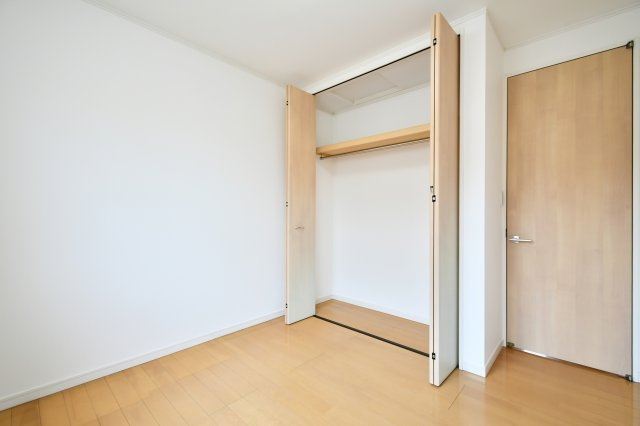 伊奈町西小針1丁目の洋室|4.58帖の空間を最大限に活かせるよう、収納スペースもしっかり確保。衣類や趣味の道具をスッキリ整理でき、部屋を広く使えます。白基調の内装が圧迫感を抑え、数字以上の開放感を演出する賢い一室です。