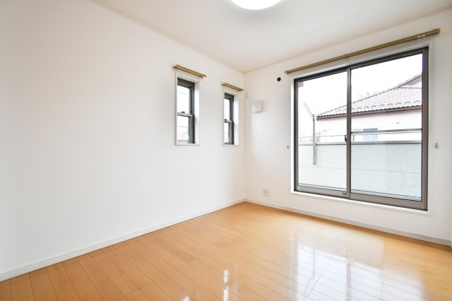 伊奈町西小針1丁目の洋室|全居室南向きの恩恵に加え、東側にも窓があるため午前中から心地よい光が差し込みます。2025年12月のクロス貼替でより明るい印象に。朝の目覚めが楽しみになる、開放感に満ちた一室です。